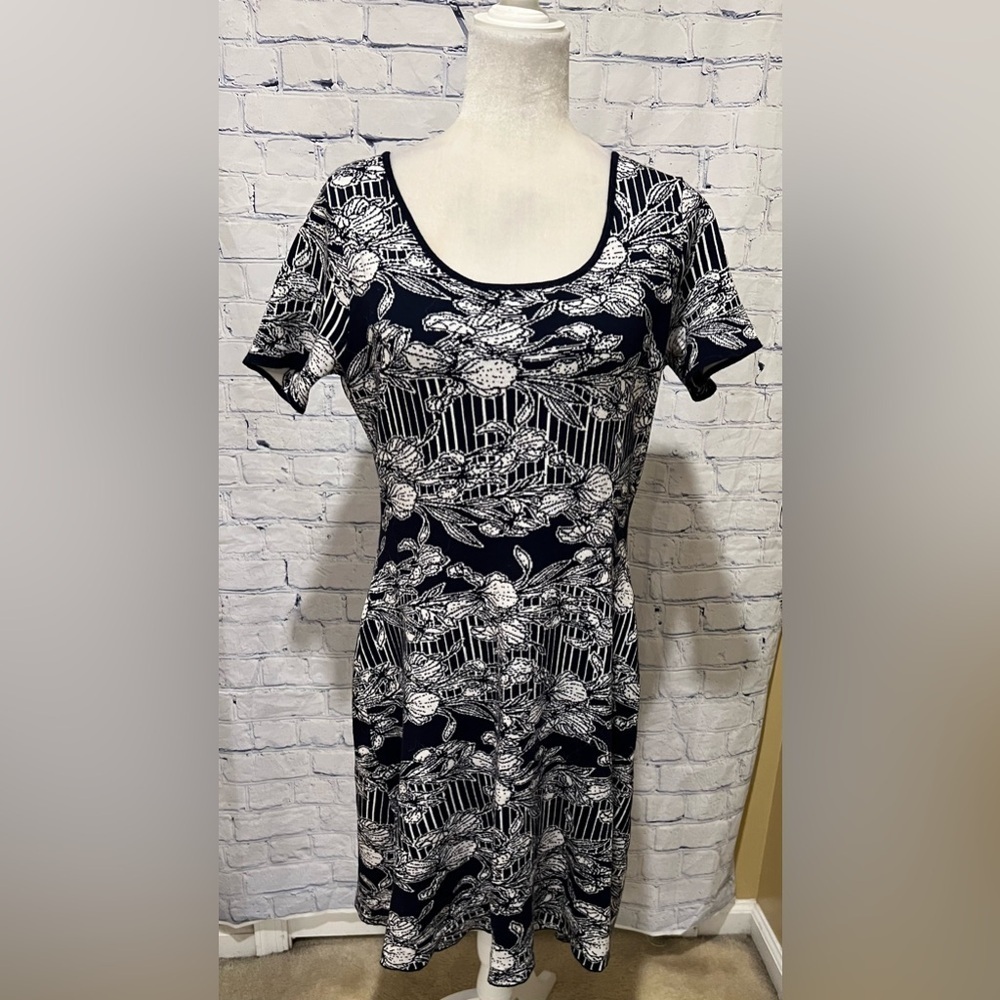 Women’s Signature by Robbie Bee Floral Navy & Ivory Dress Size Large